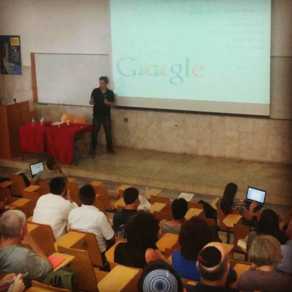 שמוליק דורינבאום מרצה באולם מלא סטודנטים