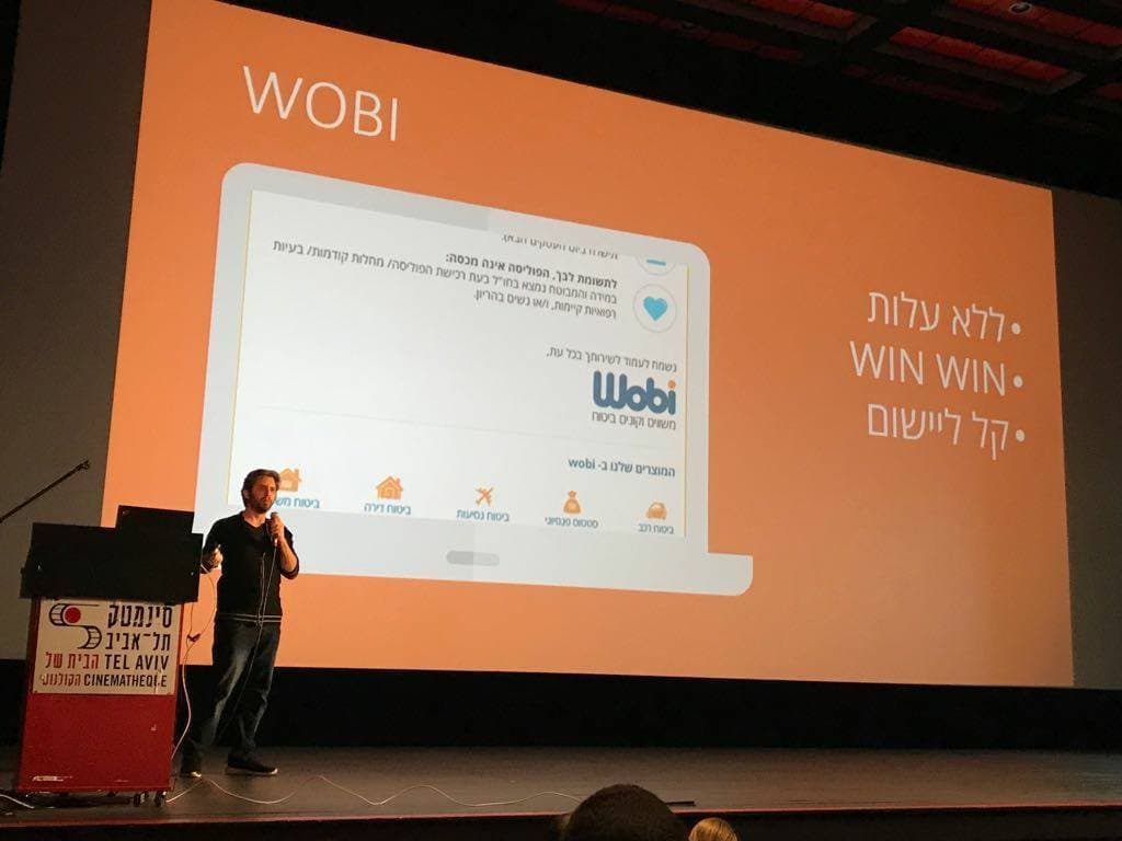 שמוליק דורינבאום מרצה על במה